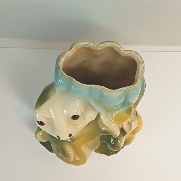 Vintage ceramic frog playing banjo infront of cattails planter. - Picture 5 of 10